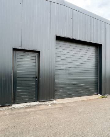 Porte industrielle + porte d'entrée Hörmann